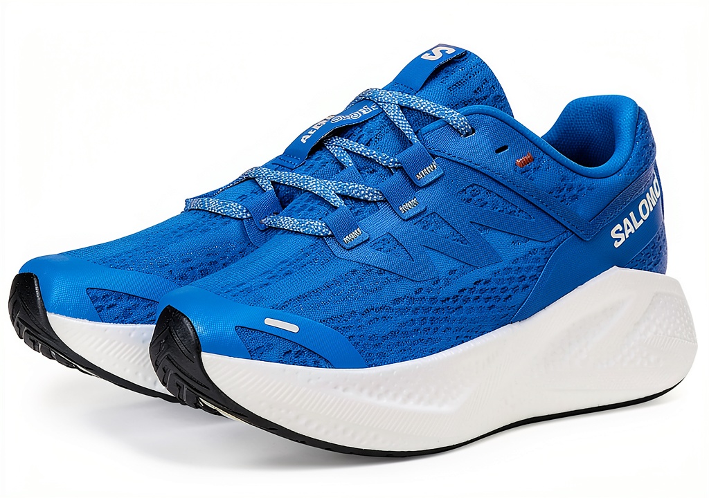 Close‑up of Salomon men's road running shoes energyFOAM evo cushioning on a wooden bench